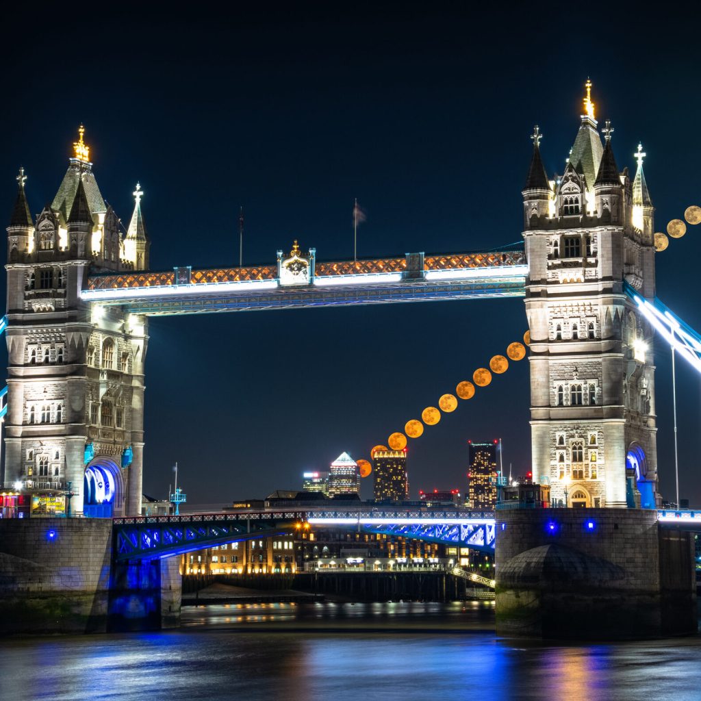 Stunning picture of the super moon over Tower Bridge by Dawid Glawdzin