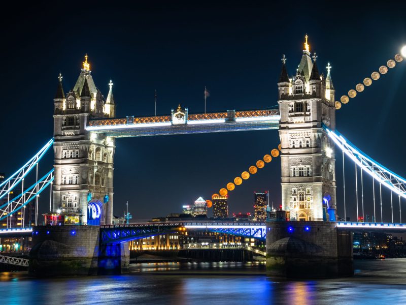 Stunning picture of the super moon over Tower Bridge by Dawid Glawdzin