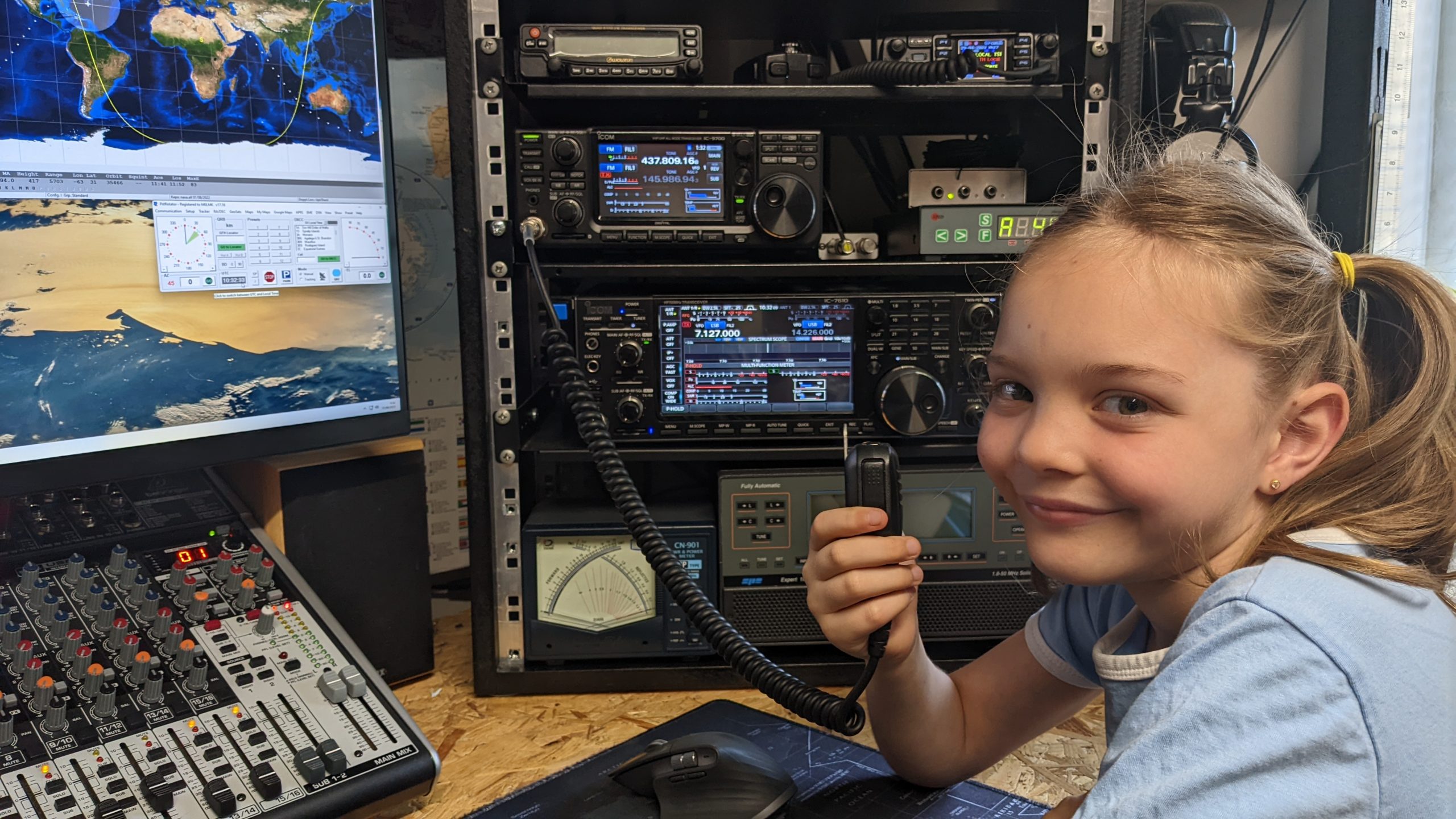 8 yr old chatted to astronaut on the ISS using her dads amateur radio kit